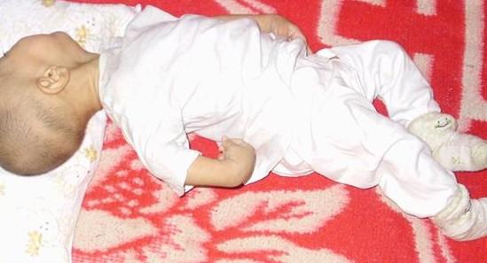 深夜时分,宝宝在抽搐中,每次宝宝抽搐,在旁的父母都心痛不已,她还这么小,为什么要承受这些。