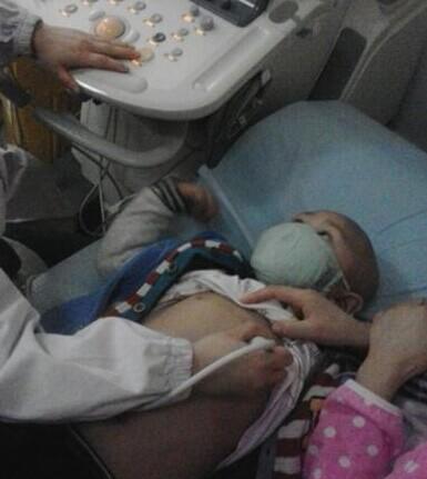 医生在给孩子做检查,妈妈要一直陪在一边