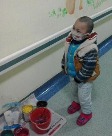 孩子看到叔叔在绘墙,非常喜欢自己也能在墙上绘画