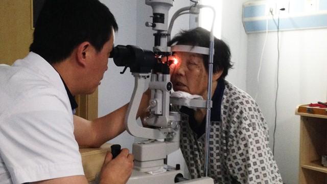 医生为老人进行白内障手术术前检查。