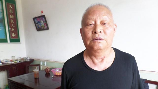 【我们要做什么】 据国家权威部门统计,全国有视力残疾人1233万人,其中60岁以上老人约有411万人。江苏省是我国沿海省份,有视力残疾人71万人,其中60岁以上的老年人近24万人。失明也是致贫的重要原因之一。 (图为老人身患白内障多年,由于家庭贫困一直拖着没有治疗,术后,老人视力终于恢复。