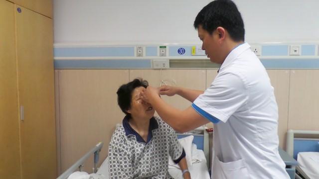 手术后,医生对老人的眼睛进行复查。老人眼睛恢复状况良好,左眼终于重见光明。