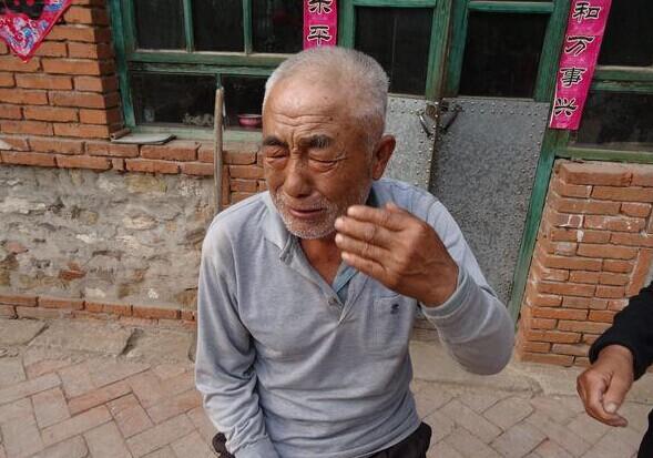 李松林劳累一生,年迈患脑血栓,行动不便,失去劳动能力,家庭没有经济来源,生活异常困难