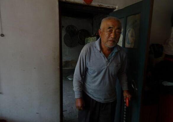 李松林家里黑暗潮湿,居住条件很差