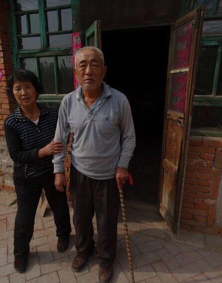 李松林行动不便,行走需要拐杖和有人搀扶