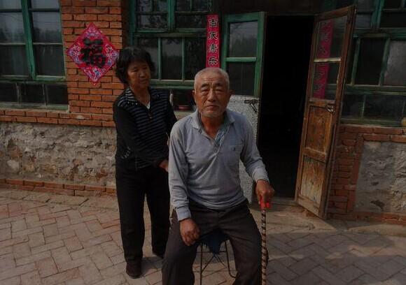 老人患病多年,行动不便,无法久站