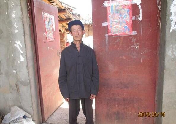 年迈瘦弱多病的杨国松老人