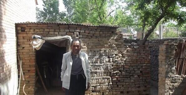 被生活的压迫成了佝偻的背张石成老人