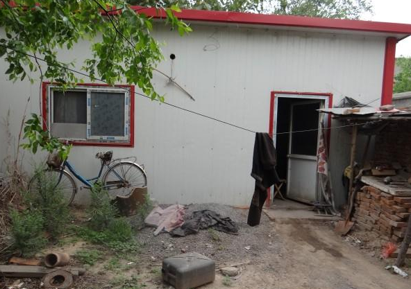 老人居住的临时房,靠这小小简陋的几块板搭建的屋子挡风遮雨