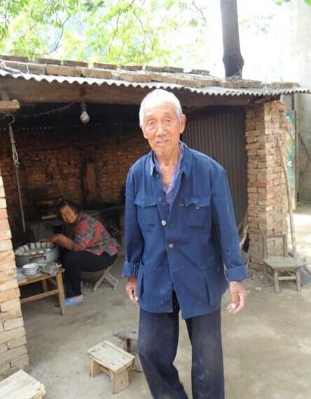 因为自己房子倒塌,老人寄住在侄子家