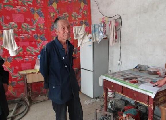 因为贫困,崔成俊老人一生未婚娶,如今无儿无女,年老无依无靠,生活异常艰难