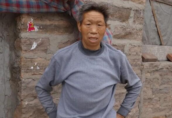 石会京老人因患有贫血等疾病身体非常虚弱,脸色苍白。渴望能有一个好身体。