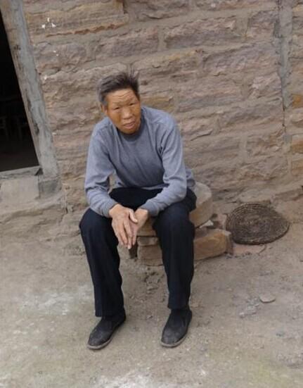 老人年迈身体多病,吃不消长久站立