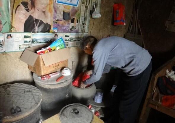 石会京老人使用的一些破旧的生活用具