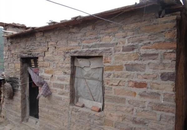 石会京老人居住的石屋