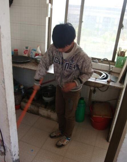 李健很懂事,在家里会主动打扫卫生,减轻父母的负担