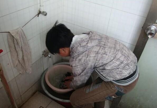 父母都在上工,没有时间,李健都是自己洗衣服。