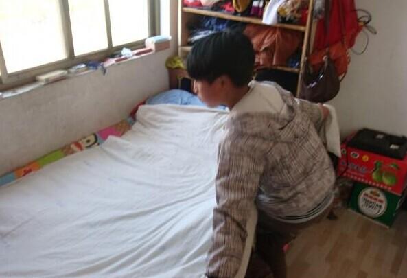 李健小小的手在铺床叠被,这么乖的孩子,谁看了不心疼。