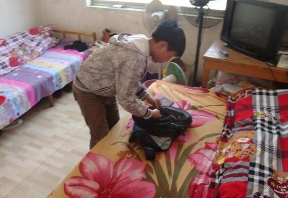 租住的房屋很小,一家人都挤在一间房内