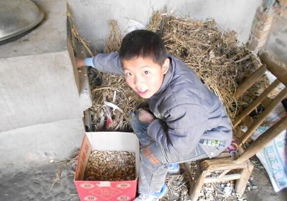 冯文仓在准备生火做饭