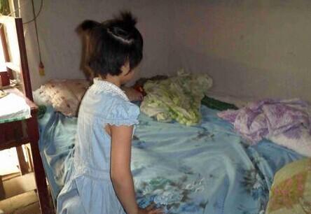 牛可莹在整理床铺