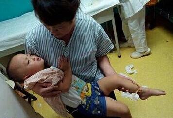 看着儿子遭的这些罪我却无能为力,我这心像千万把刀子捅一样。