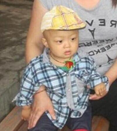 上的化疗药孩子的脸色明显的发黄、没光泽。