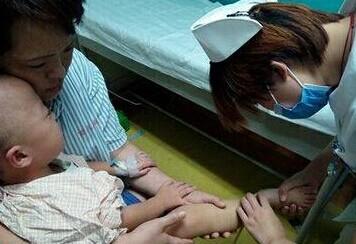 儿子得这病需要化疗,以上药就得接连上五天的药,遭的罪无法形容,救救我的孩吧他还这么小。