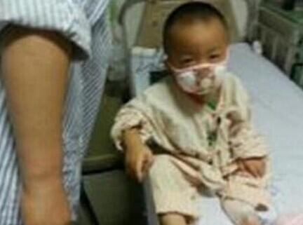 看看人家孩子一天天在外面随便的玩,可我的儿子一天天在医院呆着,大热的天还要戴着口罩,也许是孩子或多或少也会明白些,早点治好病就可以像其他小朋友一样玩了,叫他戴口罩一般还是挺配合的。