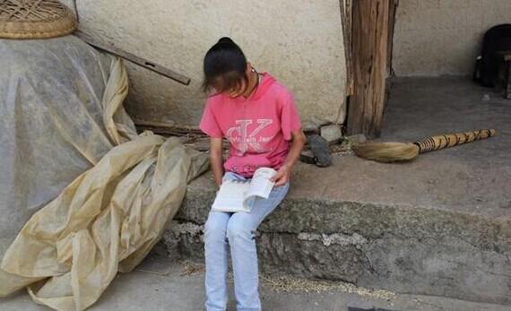 一有时间程娇娇就拿起书本,她希望有一天通过自己的努力飞出这个山窝