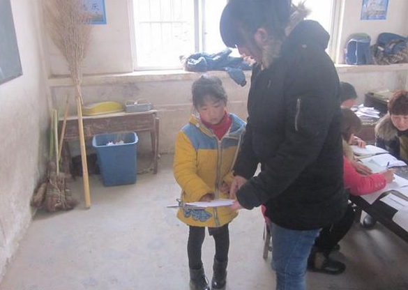 郝雨帆正在向老师请教在学习中遇到不懂问题。