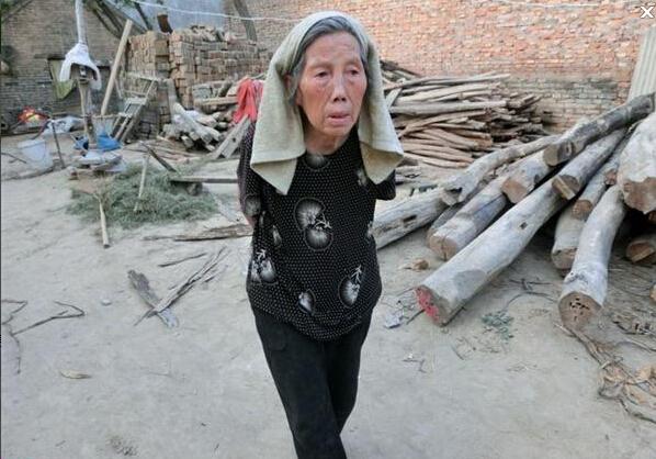 李素兰老人现年79岁,老伴去世多年,留下一个智障的儿子还需要她来照顾