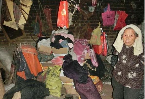 李素兰老人屋里堆放着邻居给的旧衣服