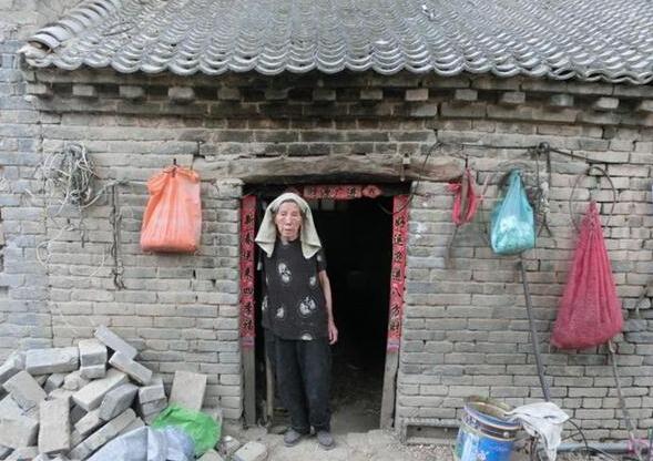 李素兰老人居住快要倒塌的房子,一家人生活很困难