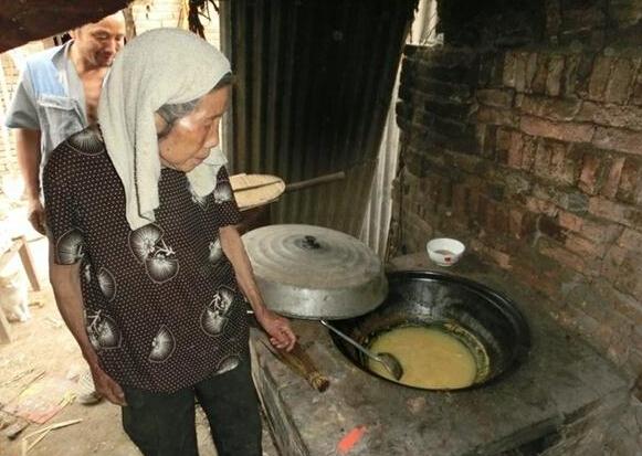 家里没有经济来源,生活很是贫困,李素兰老人平时很少吃到炒菜