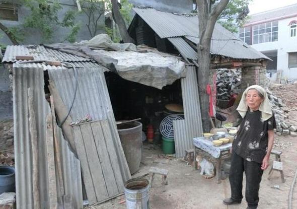 李素兰老人做饭的房子是石棉瓦搭建的简易房子