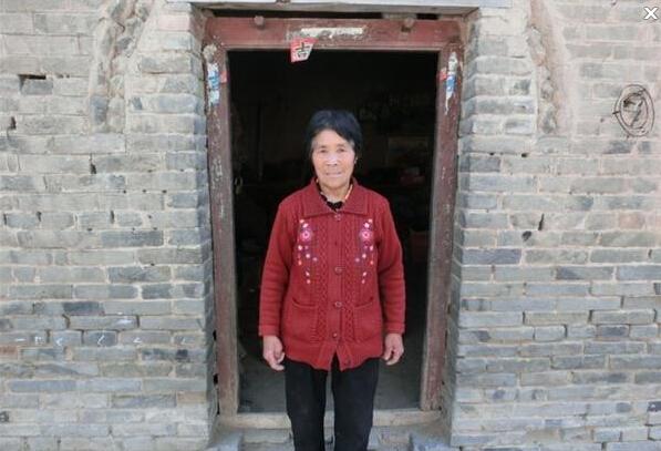 王玉针老人今年62岁,老伴去世,两个女儿早已出嫁,老人现在单独一个人生活