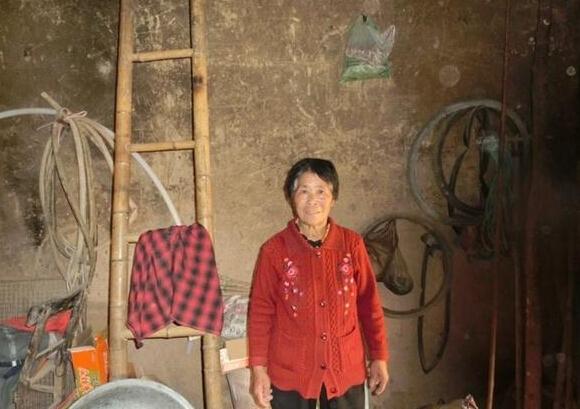 老人已失去劳动能力,家里没有收入,生活很是贫困