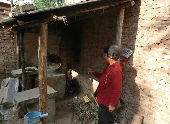 家里的厨房是老人找人帮助搭建的一个棚