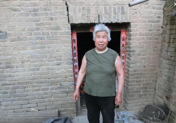 张培荣老人今年64岁,老伴早年去世,辛苦一人带大孩子,如今患病常年需要吃药