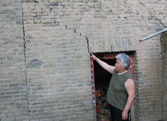 张培荣居住的房屋破旧裂隙,家庭贫困也没有条件修缮和翻新