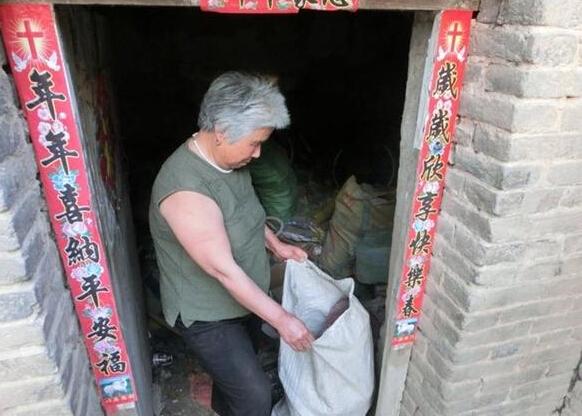张培荣老人平时捡的破烂,卖点钱补贴家用