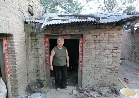 张培荣老人搭建的简易的房子