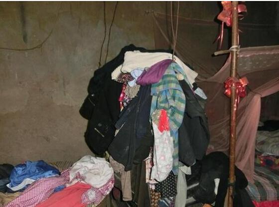 家里条件条,没有衣柜,所以的衣物都堆放在一起,很杂乱