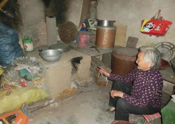 娄建粉老人身体弱不能长时间站立,做饭的灶具,至今还是老式锅台,做饭吃住在一个房间