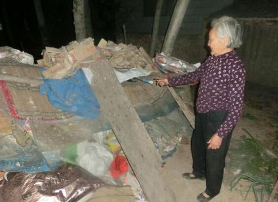 娄建粉老人年迈体弱,做不了重活,平时以捡废品为生