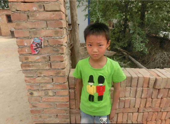 张俊9岁,在读小学三年级,母亲视力残疾,奶奶年迈多病,家里靠父亲一人种田维持