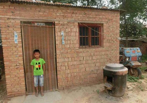 张俊家的厨房,是简易的一个石棉瓦房