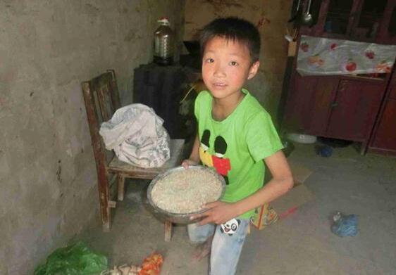 张俊是个懂事的孩子,放学回来都会找点家务事做,分担母亲的负担