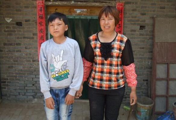 张帅康和母亲,张帅康家里五口人,哥哥在读大学,和他妹妹也都在上学,家里负担很重